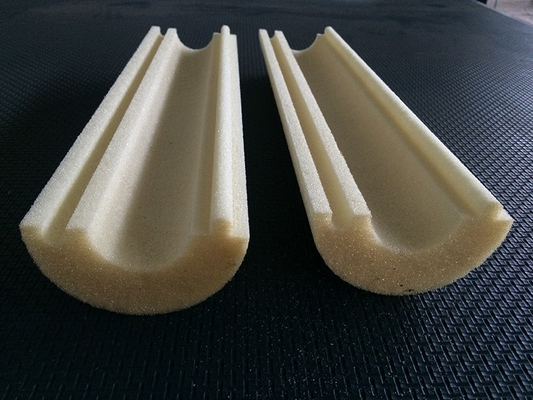 Volledig automatische PU-schuimsnijmachine met industriële computerbesturingssysteem voor starre en flexibele materialen