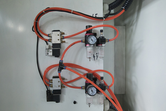 Laagkostenmachine voor het snijden van schuim met een CNC-systeem met een cyclusring 0 - 6 m/min