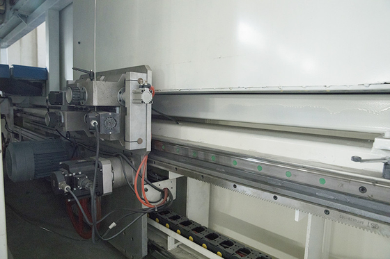 Laagkostenmachine voor het snijden van schuim met een CNC-systeem met een cyclusring 0 - 6 m/min