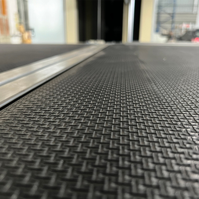 Laagkostenmachine voor het snijden van schuim met een CNC-systeem met een cyclusring 0 - 6 m/min