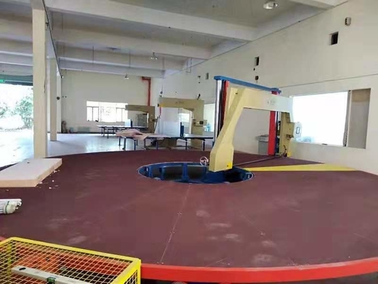 Vijf stukken automatische horizontale schuim snijmachine met carrousel tafel