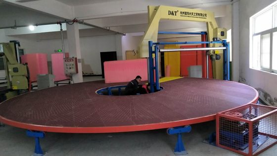 Vijf stukken automatische horizontale schuim snijmachine met carrousel tafel