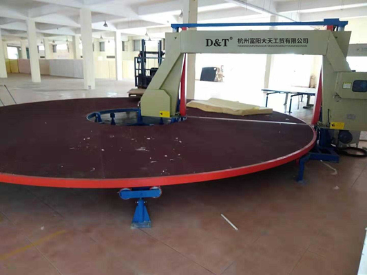 Vijf stukken automatische horizontale schuim snijmachine met carrousel tafel