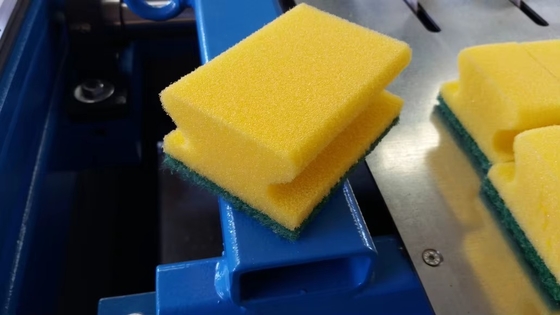 Automatische sponzenvorm slijpmachine in vaatwassen slijpsponsen productielijn