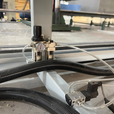 Automatische snijmachine voor het snijden van polyurethaanfoon voor sponzenplaat