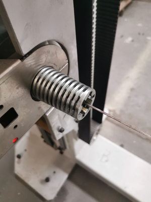 CNC horizontale oscillerende zaagblad snijmachine voor spons en flexibele PU met gordel draaitafel