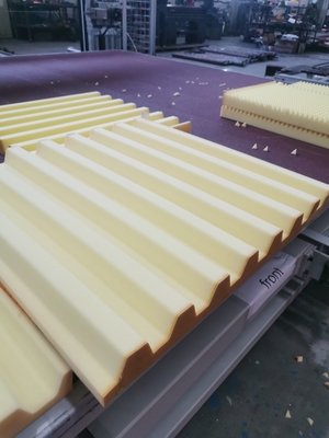 CNC horizontale oscillerende zaagblad snijmachine voor spons en flexibele PU met gordel draaitafel