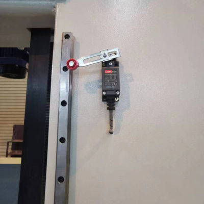 24. 10M/min CNC oscillerend mes schuimsnijden voor de meubel-, auto-, verpakkings- en isolatie-industrie